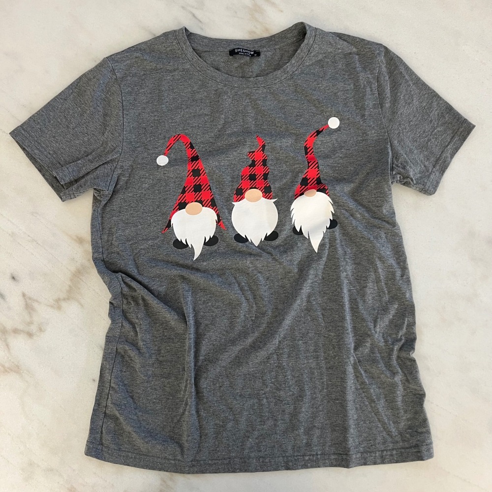 SHE SHOW Womens Gray Gnome Print T Shirt‎ Holiday Christmas Casual Top Medium